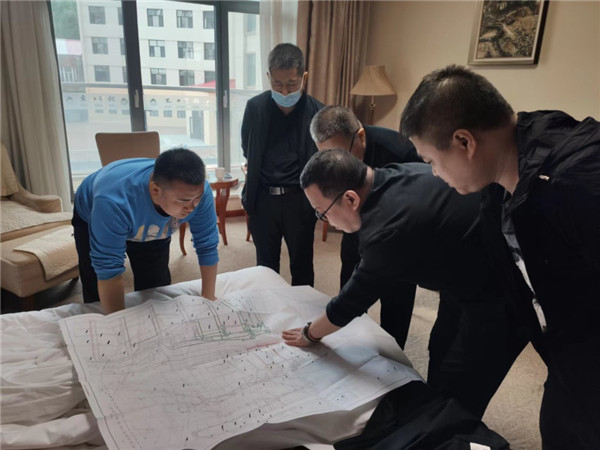 山東科技大學(xué)實用礦山壓力研究中心主任石永奎教授、郝建博士應(yīng)邀赴龍煤雙鴨山礦業(yè)集團(tuán)進(jìn)行技術(shù)交流