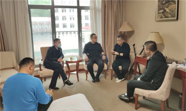 山東科技大學實用礦山壓力研究中心主任石永奎教授、郝建博士應邀赴龍煤雙鴨山礦業(yè)集團進行技術交流